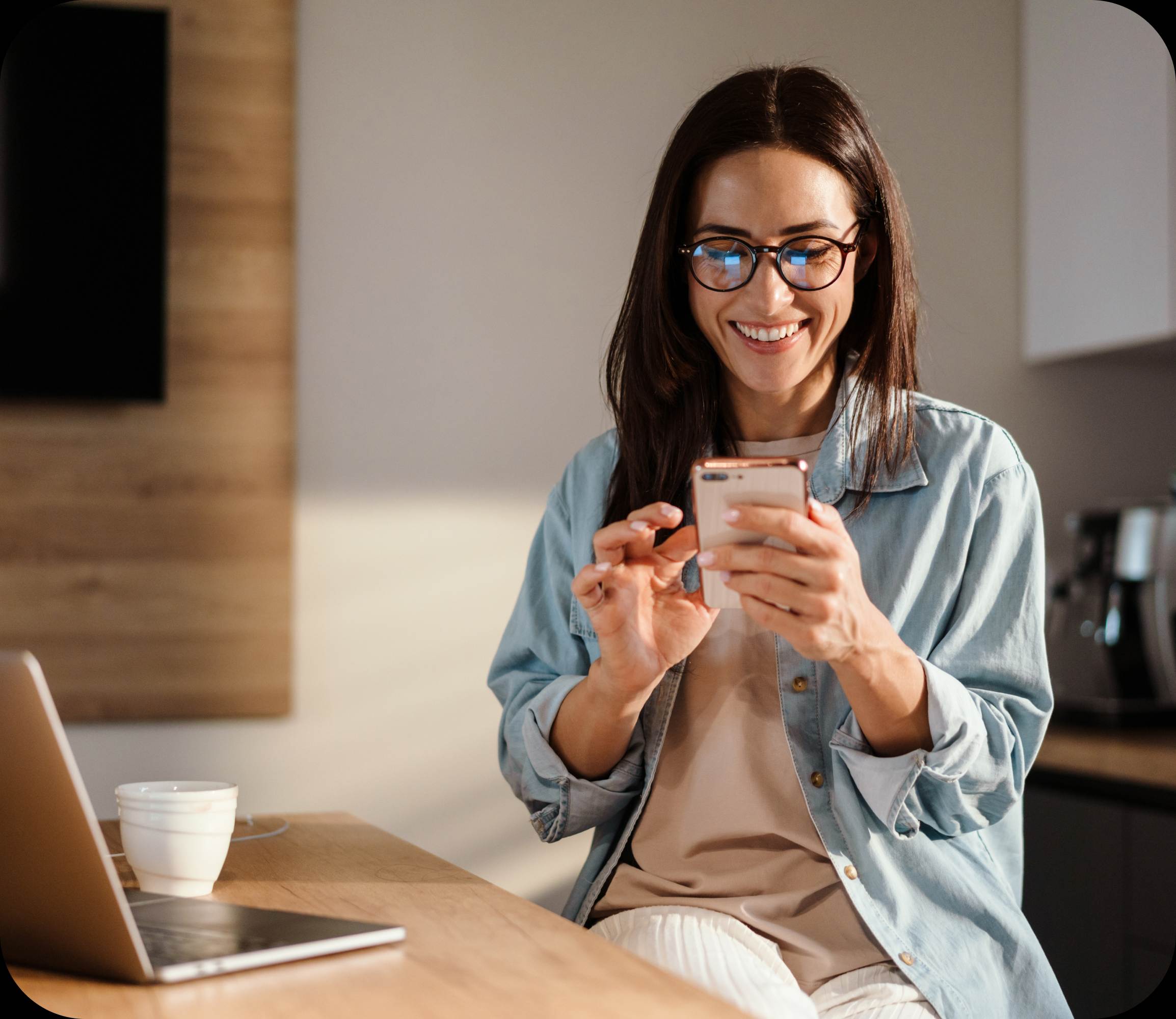 Femme souriante utilisant l'application TaxCut sur son smartphone